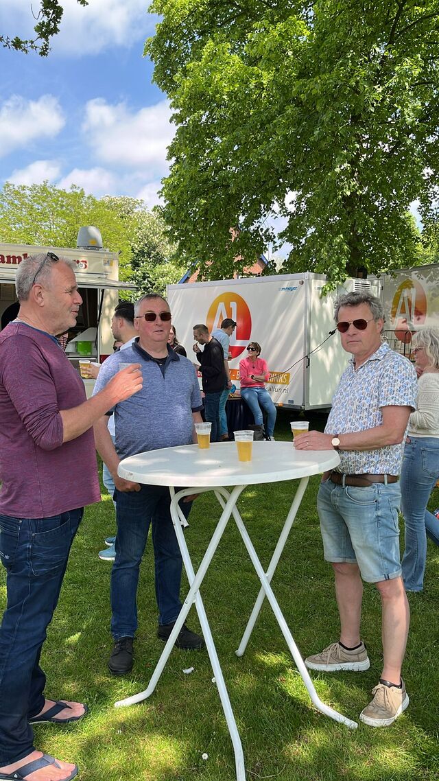 De mannen aan het bier op de rommelmarkt